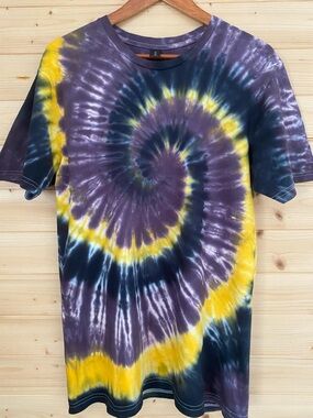 GILDAN SoftStyle Tie Dye Tee Size Medium Boho Festival Casual Unisex T-Shirt